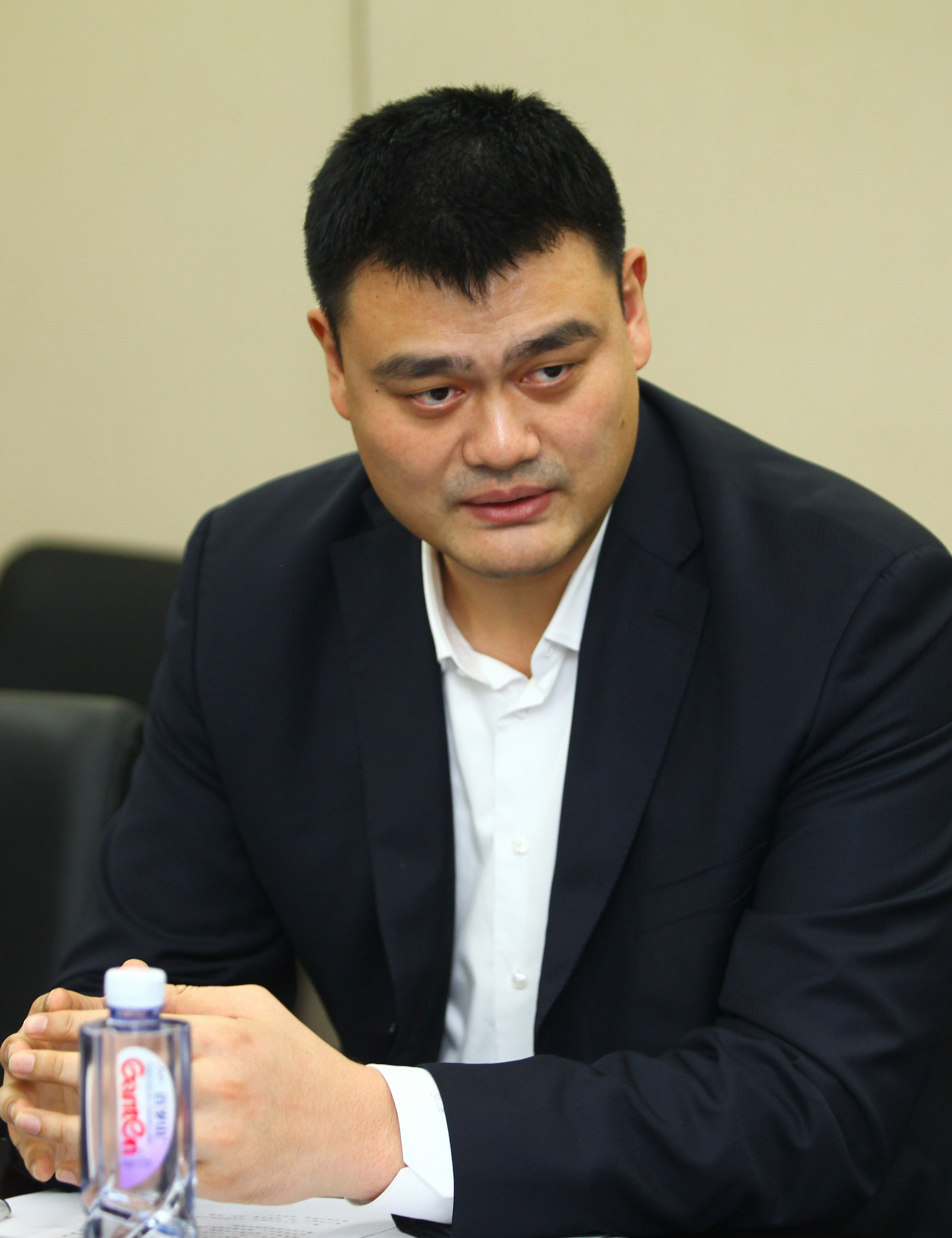 而出