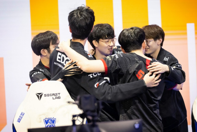 牢牢握在自 牢牢握在自